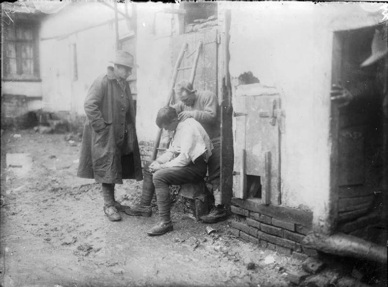 Historical Photos show Soldiers getting Haircuts during World War I WWI