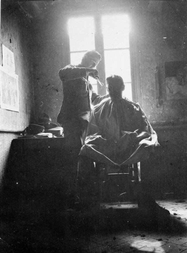 Historical Photos show Soldiers getting Haircuts during World War I WWI
