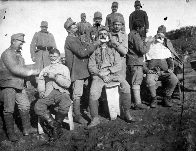 Historical Photos show Soldiers getting Haircuts during World War I WWI
