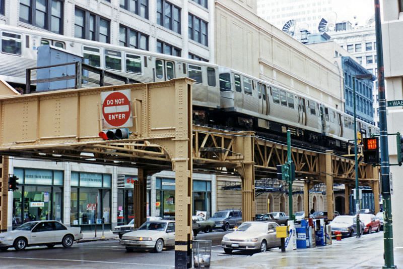 #40 El train turning on the curve from Wabash Avenue to Lake Street in the Loop, Chicago, February 1996