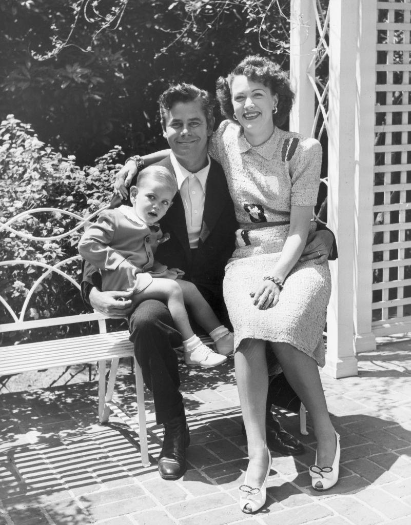 #62 Eleanor Powell with her husband Glenn Ford and their son, 1948.