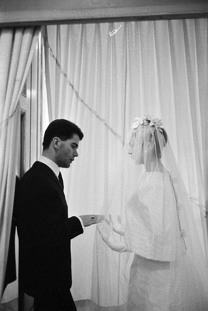 #10 Karl Lagerfeld in front of the model who will present this showpiece, 1959.