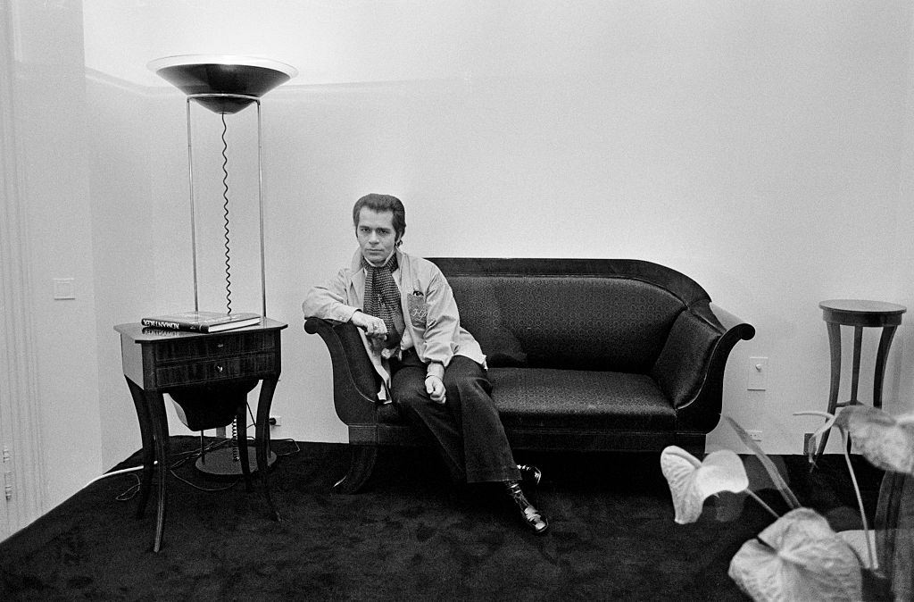 #14 Karl Lagerfeld relaxes at his home in Paris، 1976۔