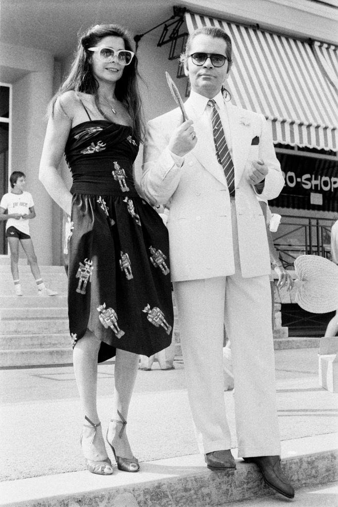 #27 Karl Lagerfeld with a model in France, 1979.