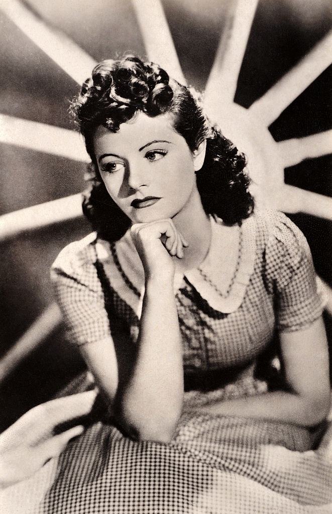 #14 Margaret Lockwood with hands under his chin, 1940.