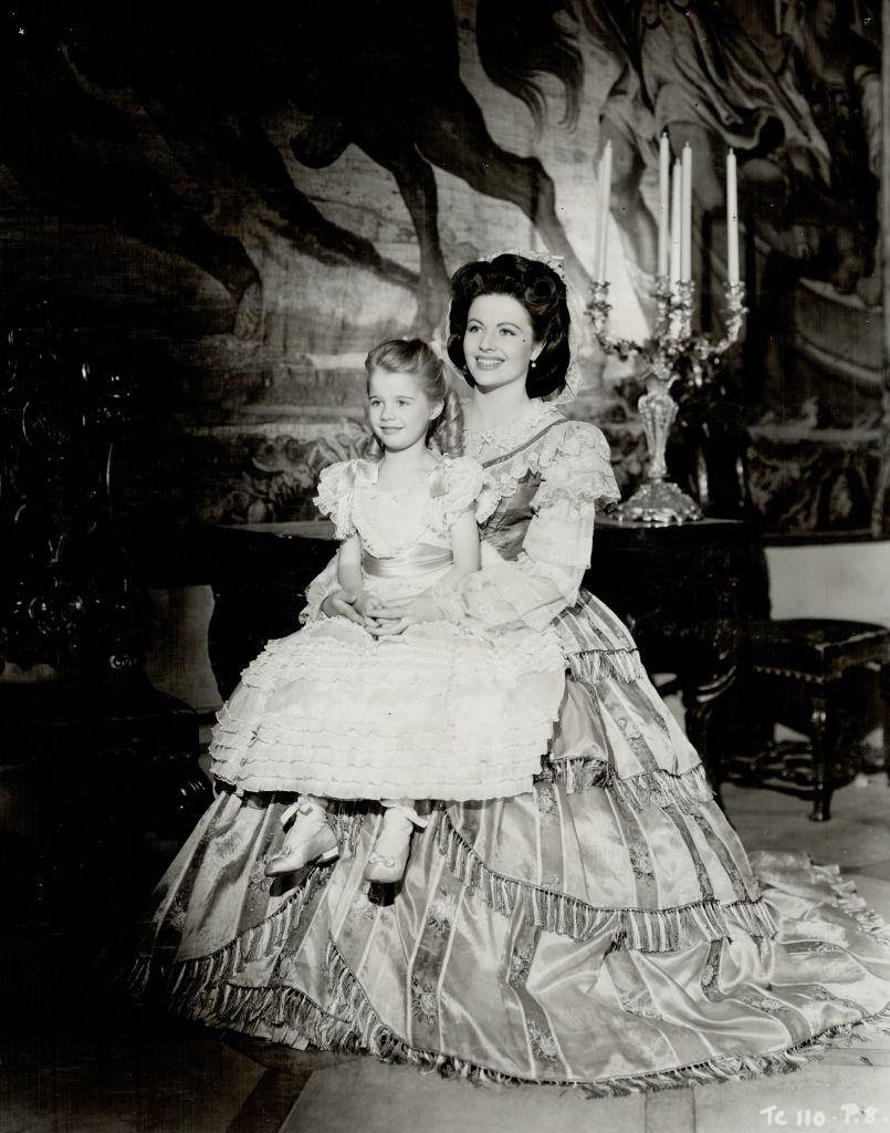 #44 Margaret Lockwood holding her daughter, 1947.