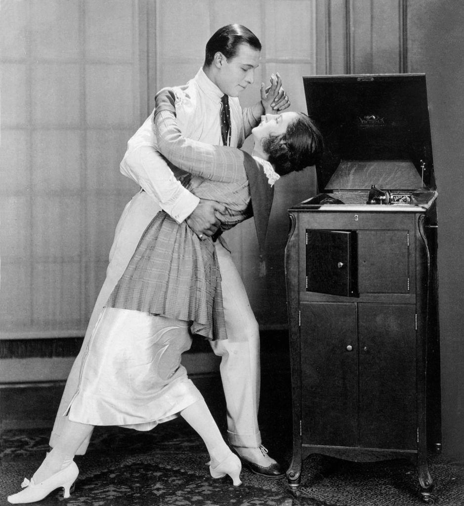 #11 Natacha Rambova dancing with her husband, 1923.