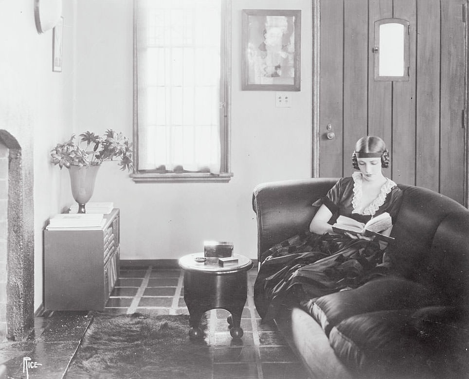 #7 Natacha Rambova at home, 1922.
