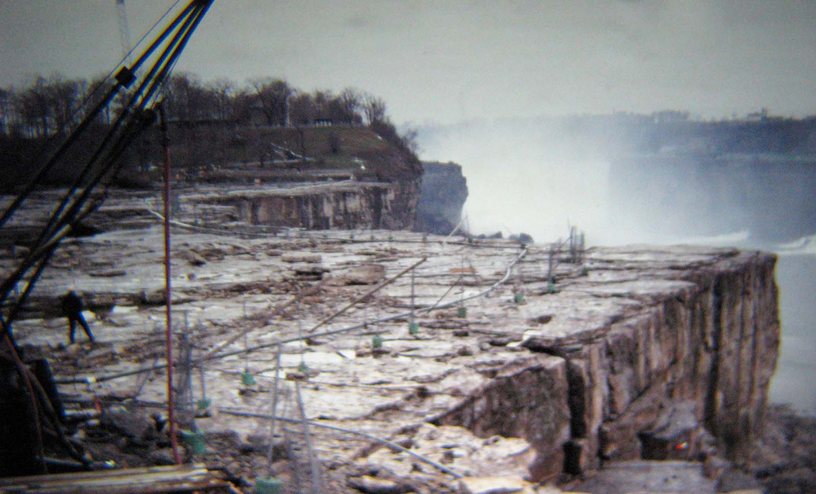 When The Niagara Falls Drained in 1969 For the First Time in 12,000 Years Places &; People