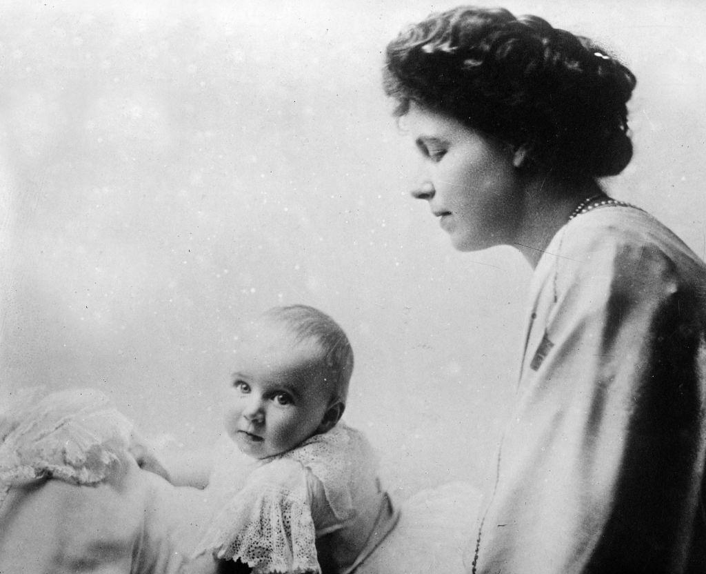 #14 Queen Marie of Romania with princess Ileana, 1909.