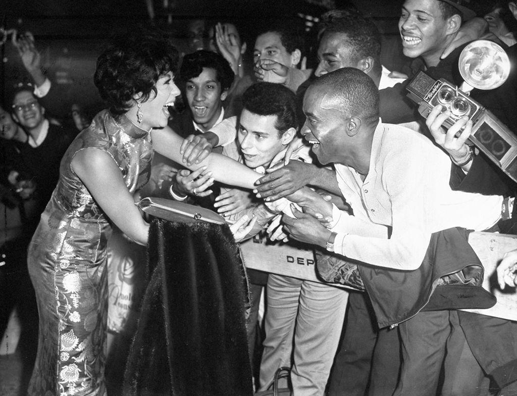 #55 Rita Moreno at Rivoli with her fans, 1961.