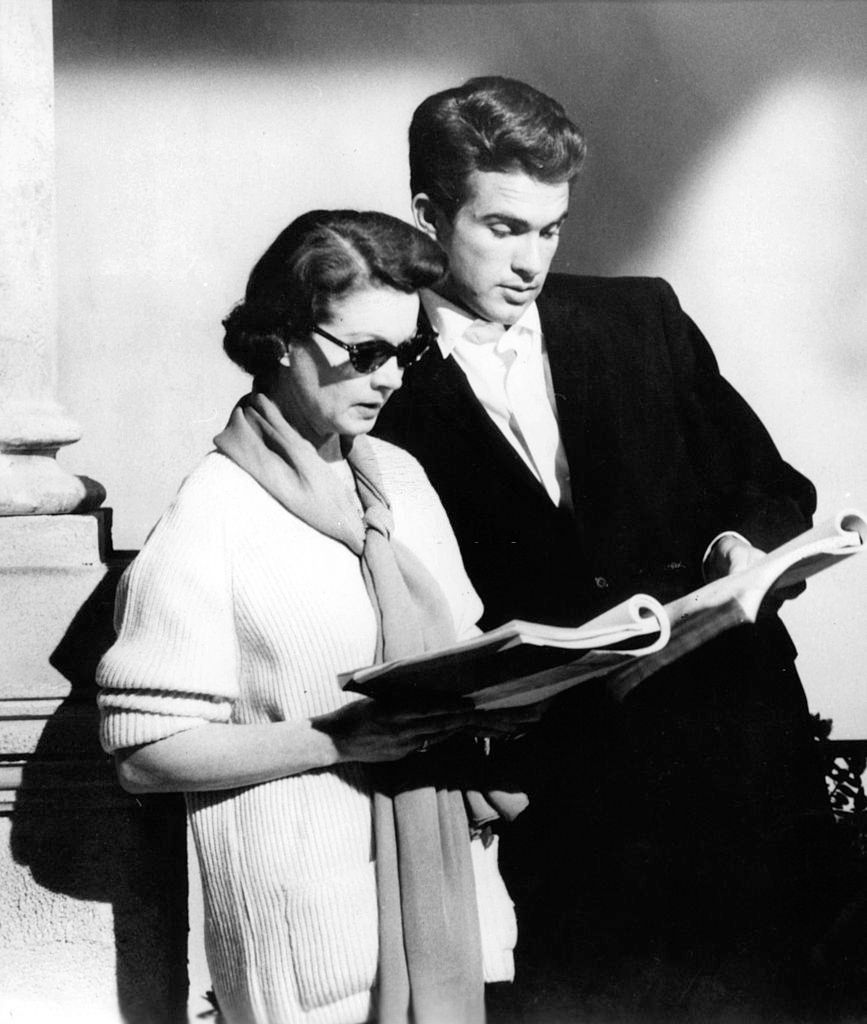 #22 Vivien Leigh and Warren Beatty study their lines during a break from shooting the film ‘The Roman Spring Of Mrs. Stone’, 1961.
