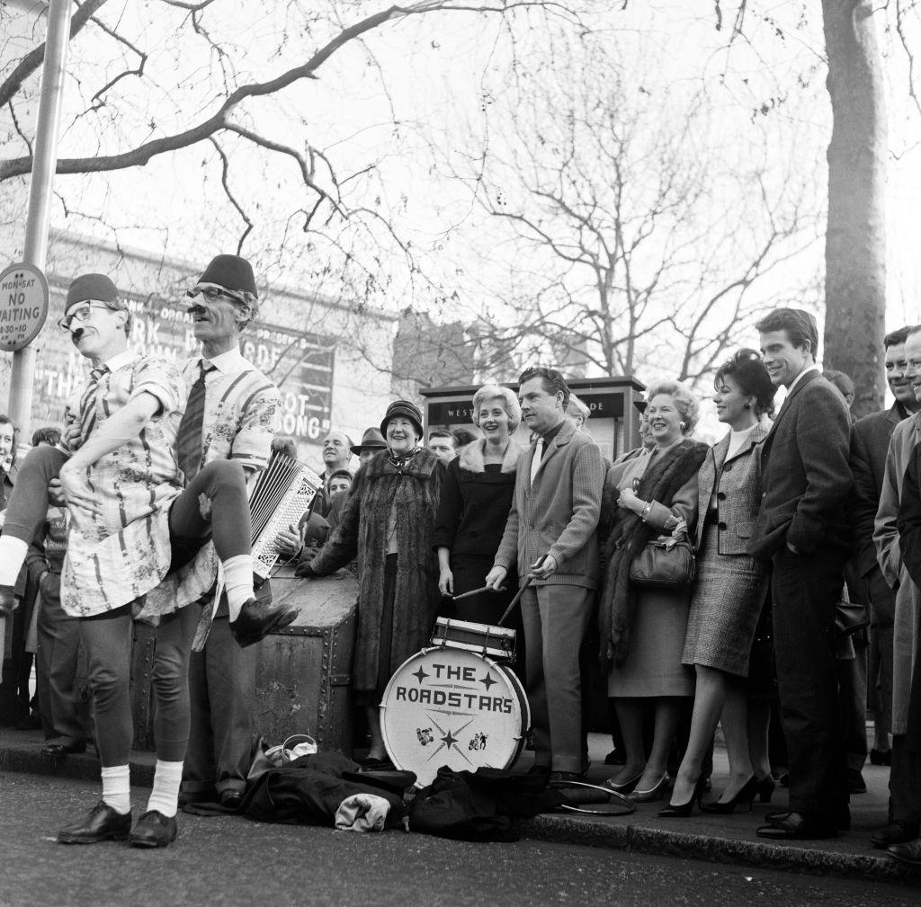 #29 Warren Beatty and Joan Collins, Brenda de Banzie and Susannah York during the shooting, 1961.