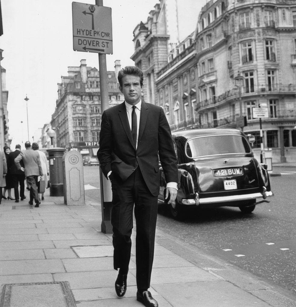 #32 Warren Beatty on a London street, 1962.