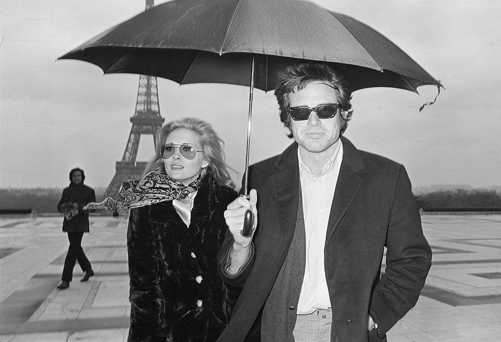 #59 Warren Beatty with Faye Dunaway in paris, 1968.