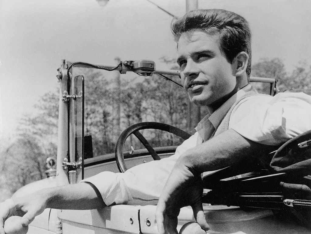 #15 Warren Beatty sits in a car in the movie “Fieberim Blut”, 1960.