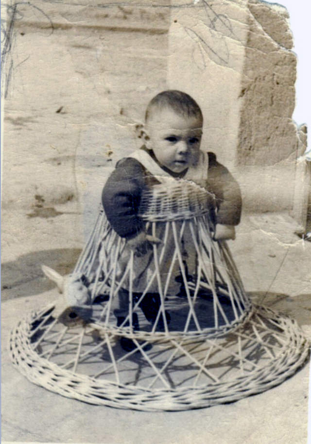 Historical Photos of Babies Learning to Walk with a Wicker Frame From the early 1900s Inventions