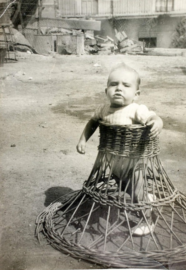 Historical Photos of Babies Learning to Walk with a Wicker Frame From the early 1900s Inventions