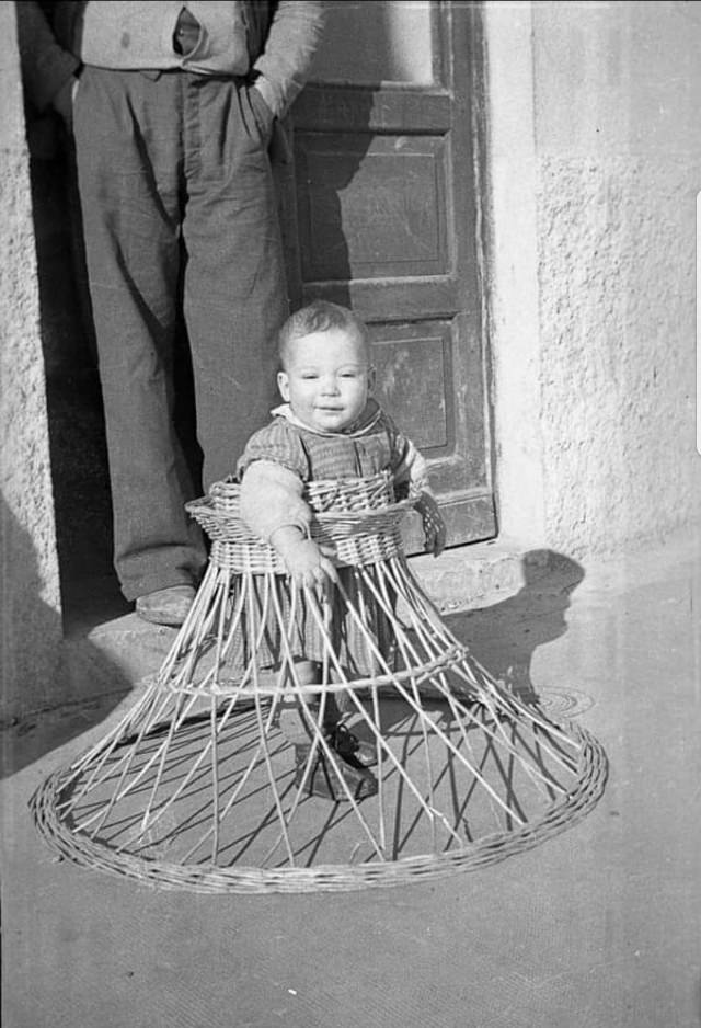 Historical Photos of Babies Learning to Walk with a Wicker Frame From the early 1900s Inventions