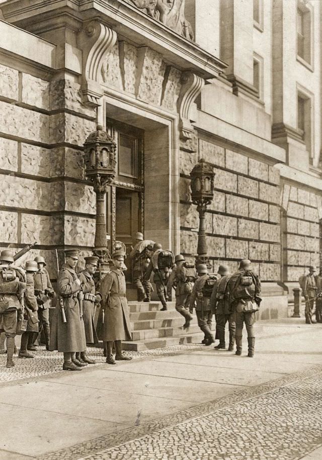 #18 Counter-revolutionaries at the side entrance of the Reichstag