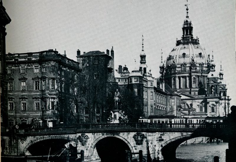 #38 The Kurfürstenbrücke, Berlin
