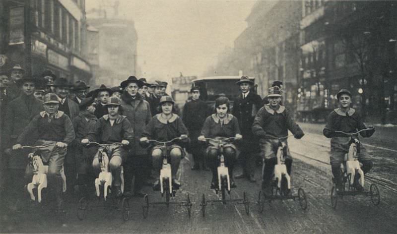 #40 Tricycle racing, Berlin