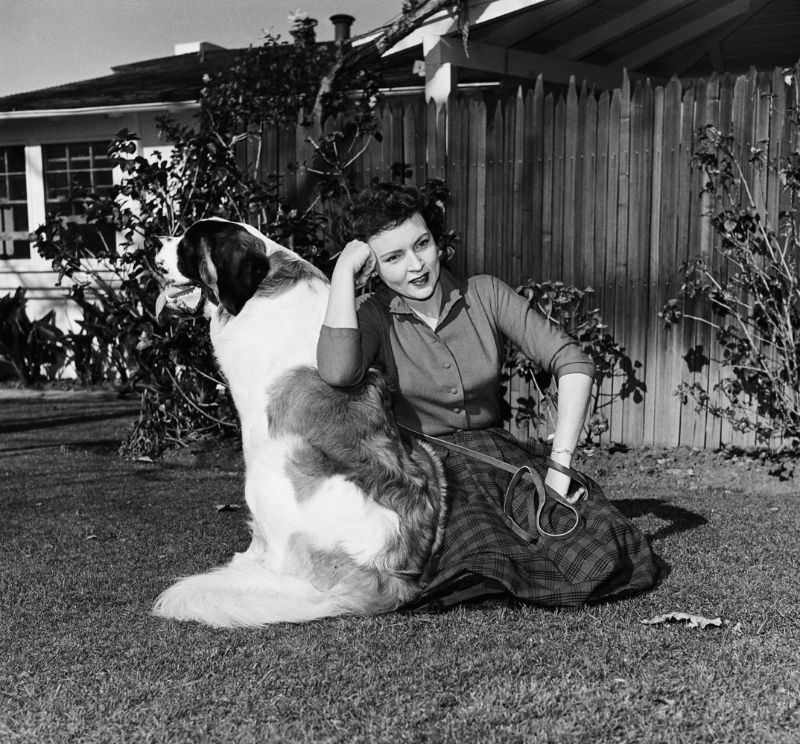 #6  Fabulous Photos of Betty White at Home with Her Dogs #6 Celebrities