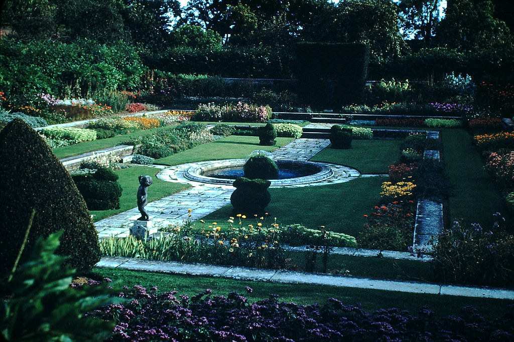 #52 Garden-Hampton Court, England, 1949.