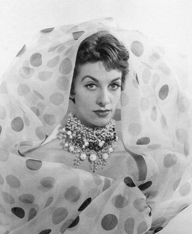 #16 Helga Viermann, photo by Regina Relang, Munich, 1952