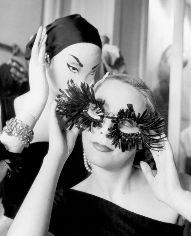 Model and store mannequin at Elsa Schiaparelli’s store, photo by Regina Relang, Paris, 1951
