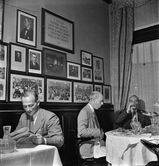 #18 Occidental Hotel restaurant on Pennsylvania Avenue at noon, Washington, D.C., July 1942