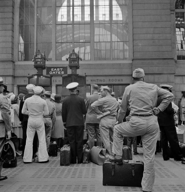 #24 Servicemen waiting for trains at Pennsylvania railroad station, New York, New York, August 1942