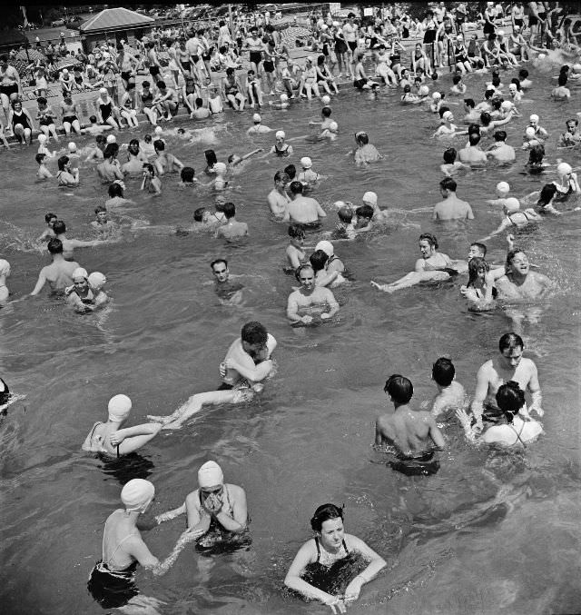 #33 Sunday swimmers at the municipal swimming pool, Washington, D.C., June 1942