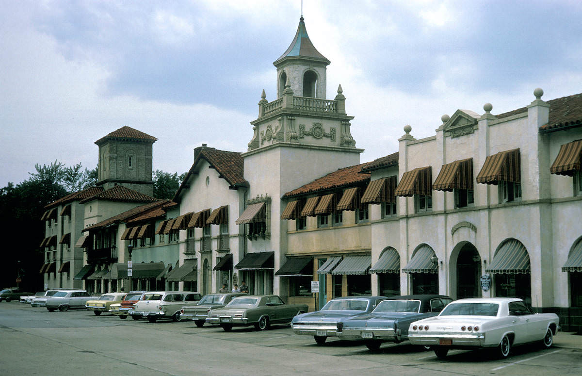 #14 Chicago in Kodachrome: Del Lago shopping center, no man’s land, Wilmette, Ill. 1965