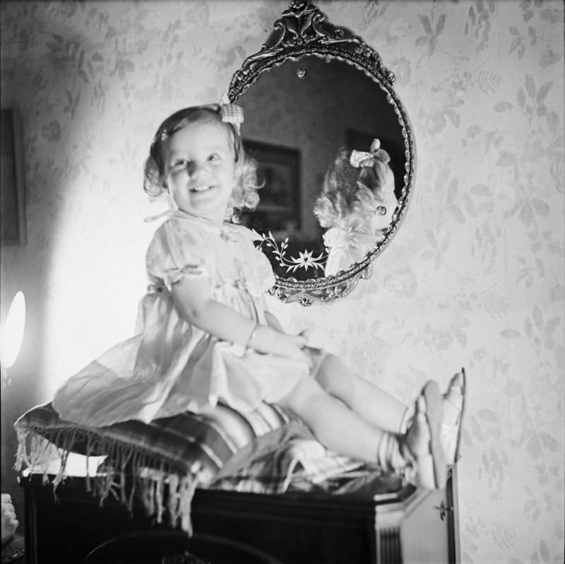 #12 Betty Leah poses for a portrait photo in front of a mirror