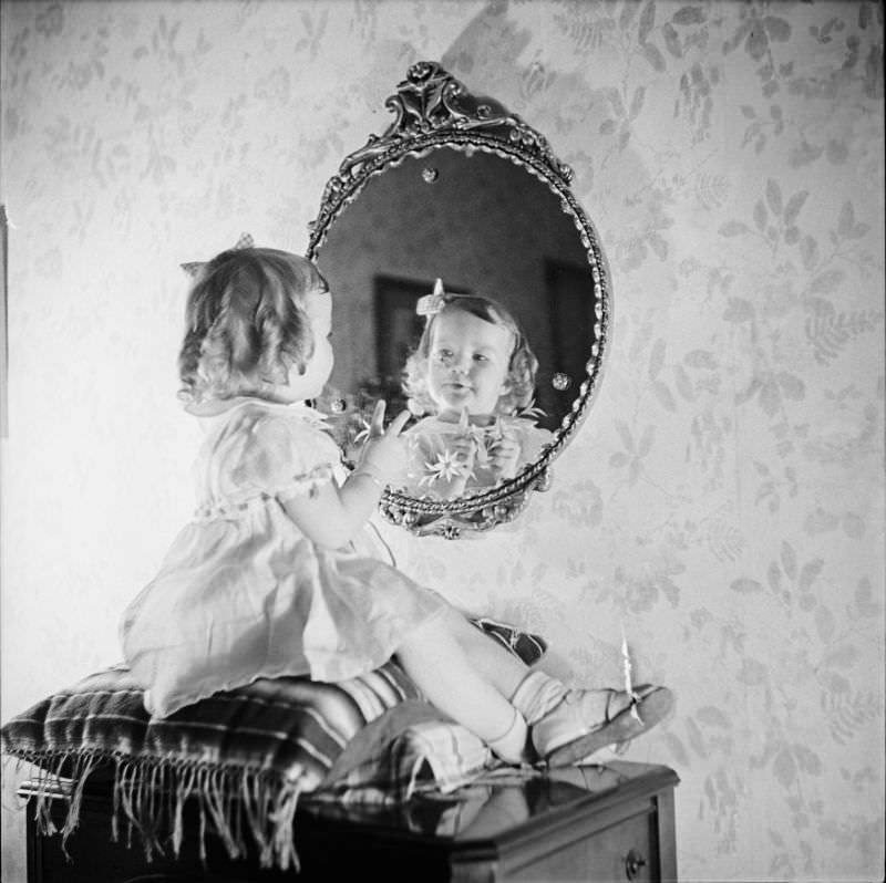 #15 Betty Leah poses for a portrait photo while looking in a mirror