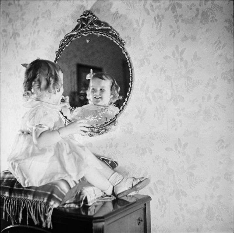 #16 Betty Leah poses for a portrait photo while looking in a mirror