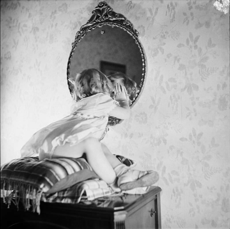 #18 Betty Leah poses for a portrait photo while looking in a mirror