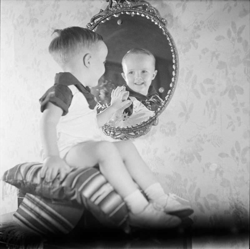 #22 Lee Wallace Coleman looking into a mirror