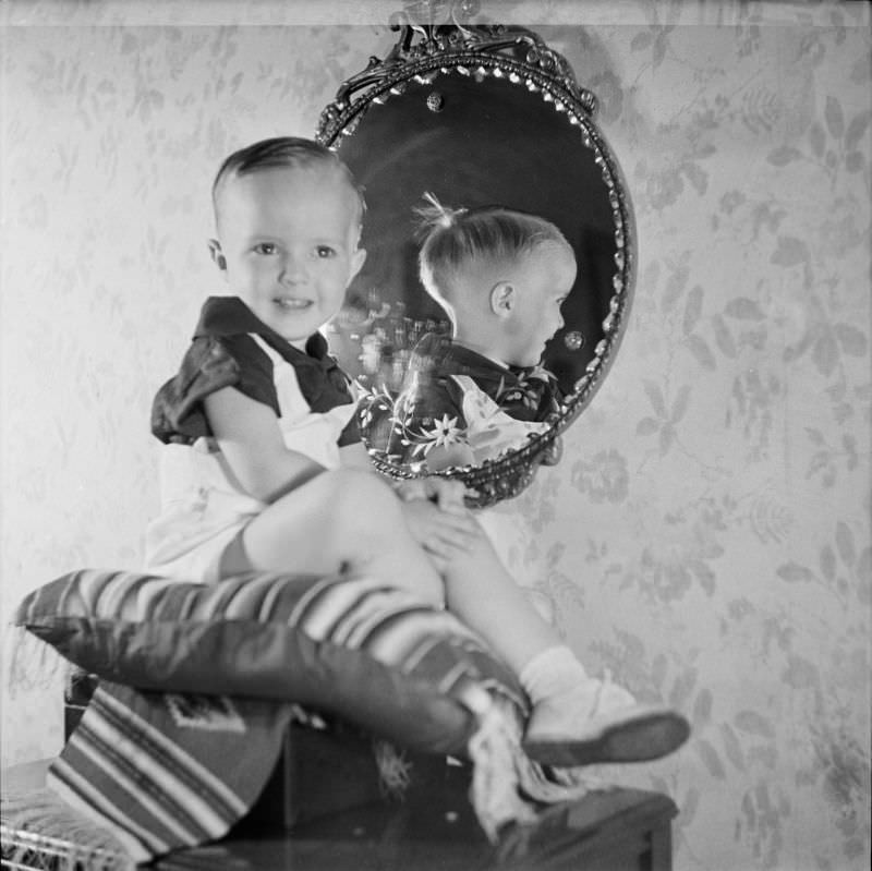 #24 Lee Wallace Coleman sitting in front of a mirror