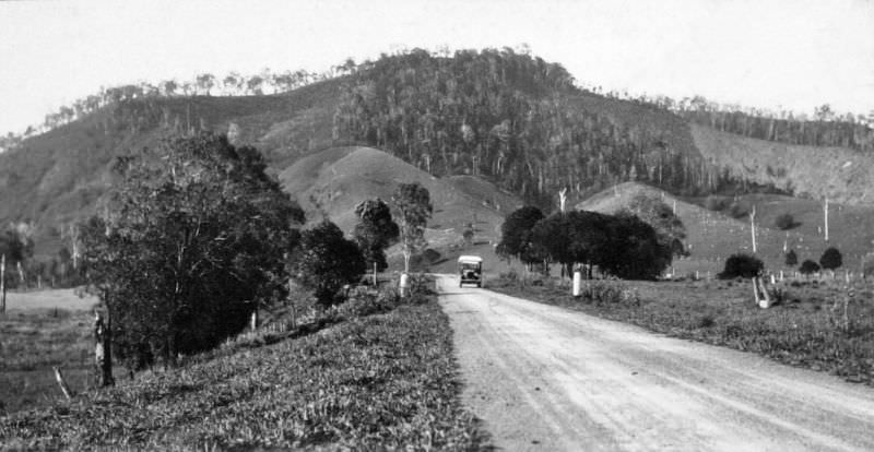 #24 The Bruce Highway at Pomona looking towards Mount Tuchekoi, 1931
