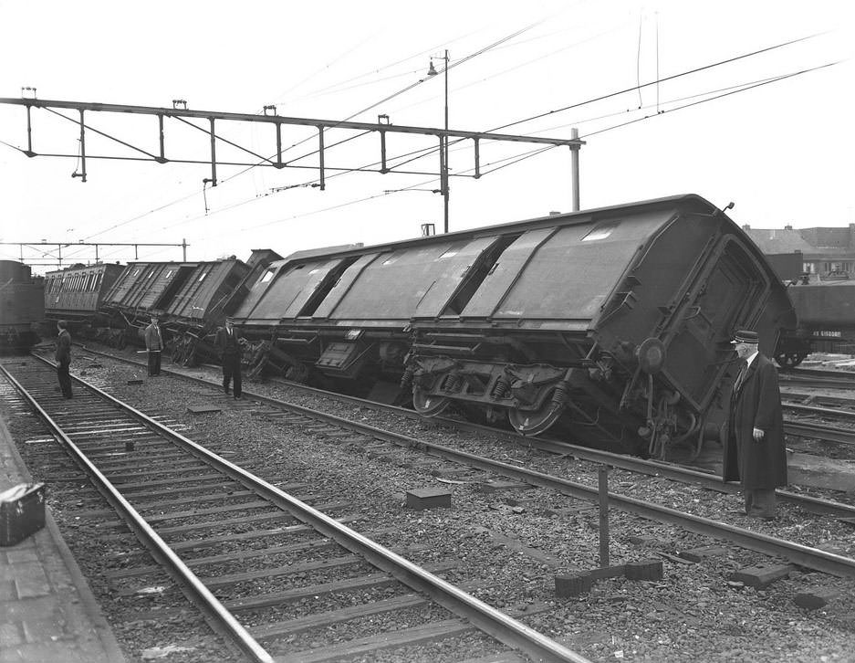 #20 Express train from the North derailed around midnight at Hilversum station, June 13, 1949