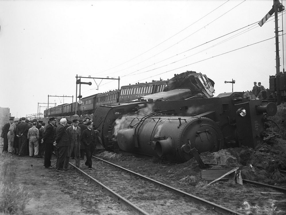 #24 Locomotive of the express train Apeldoorn is derailed at the Dijksgracht, the driver Mr. Broekman from Amersfoort was killed, Amsterdam, October 9, 1946