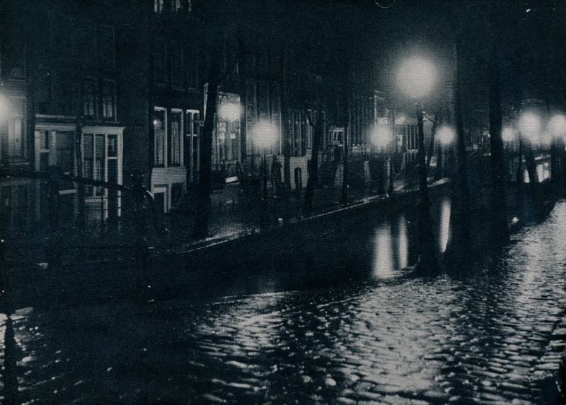 #20 Amsterdam Reguliersgracht at night, 1930s