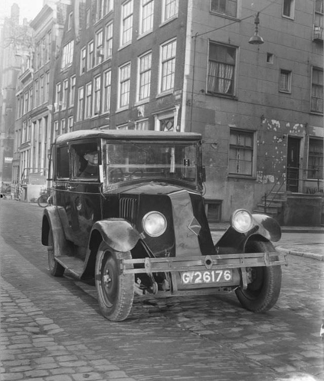 #46 Renault taxi G-26176, Amsterdam, 1934