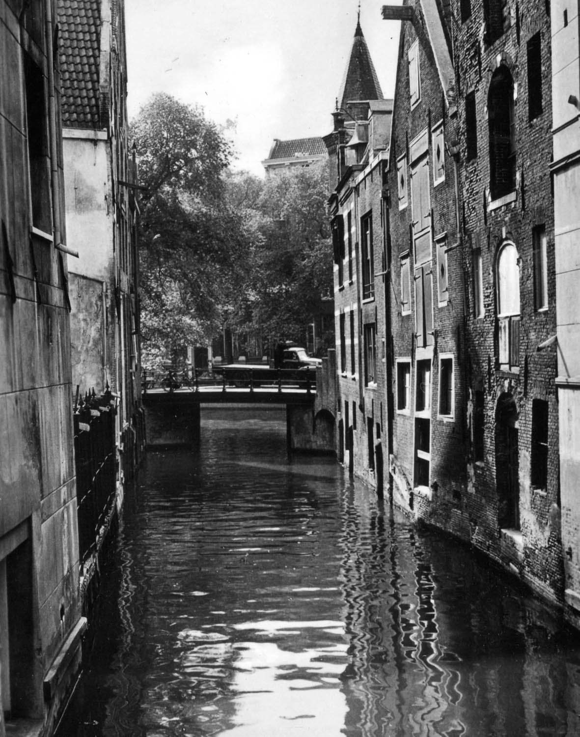 #40 Canal, Amsterdam, 1958
