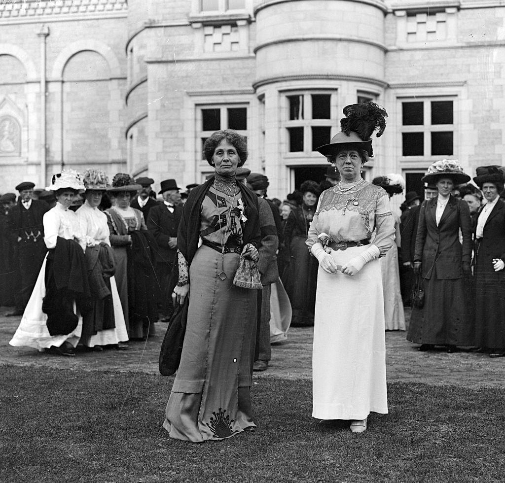 #39 Emmeline Pankhurst with her friend, 1911.