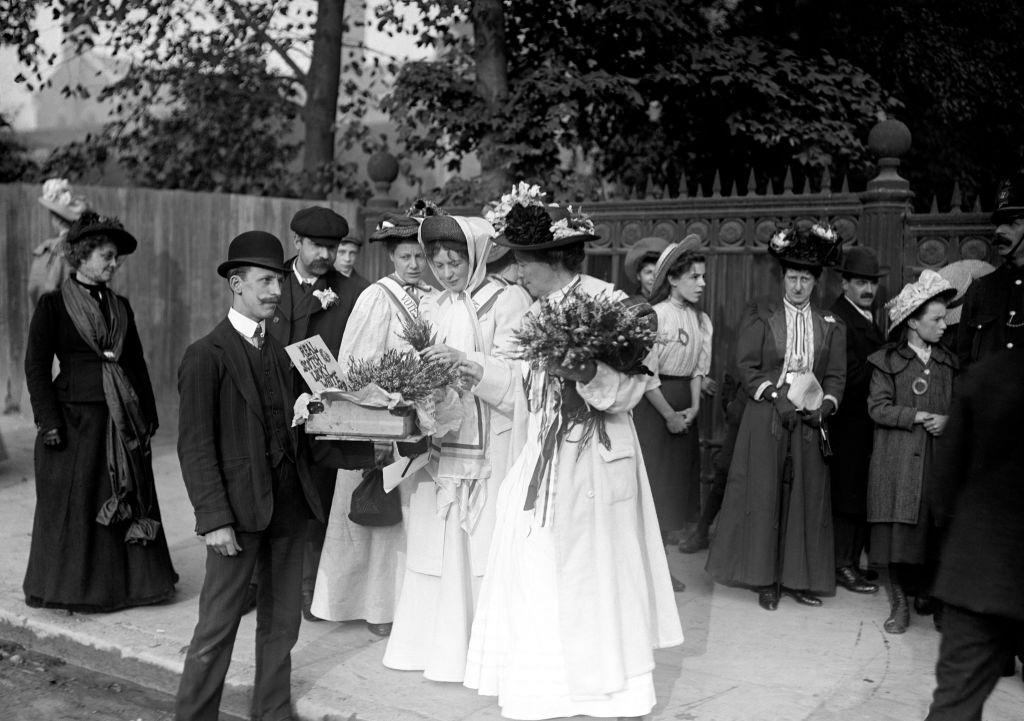 #43 Christabel Pankhurst and Emmeline Pethick-Lawrence buying heather, 1910.