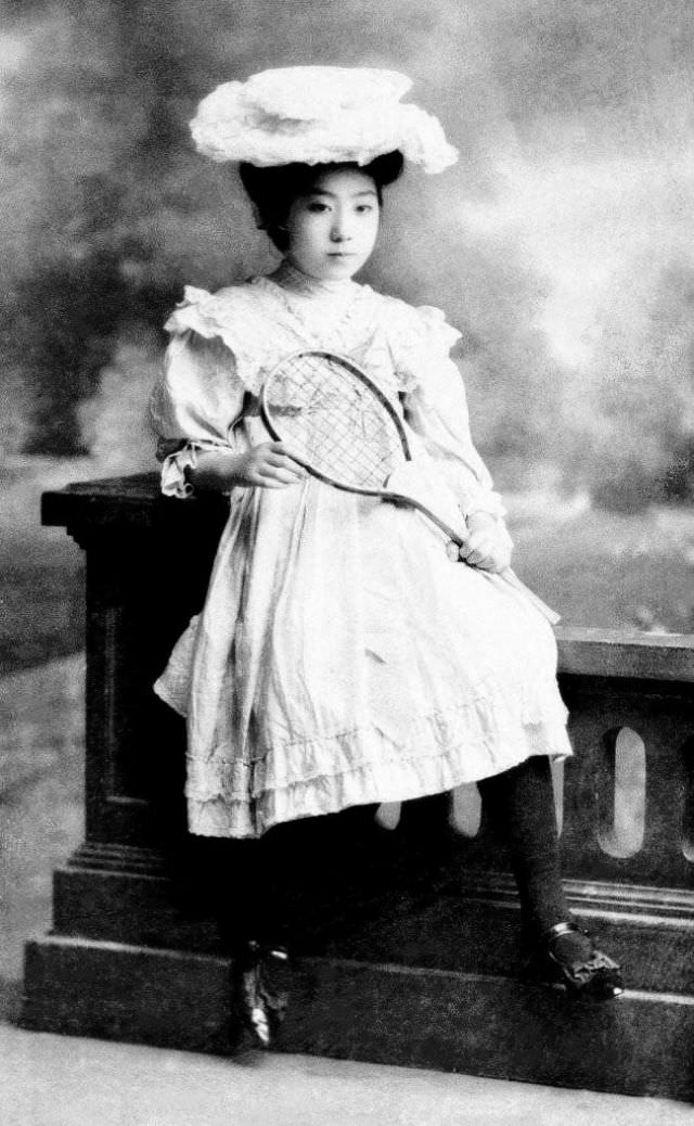 #15 Geisha with a tennis racket