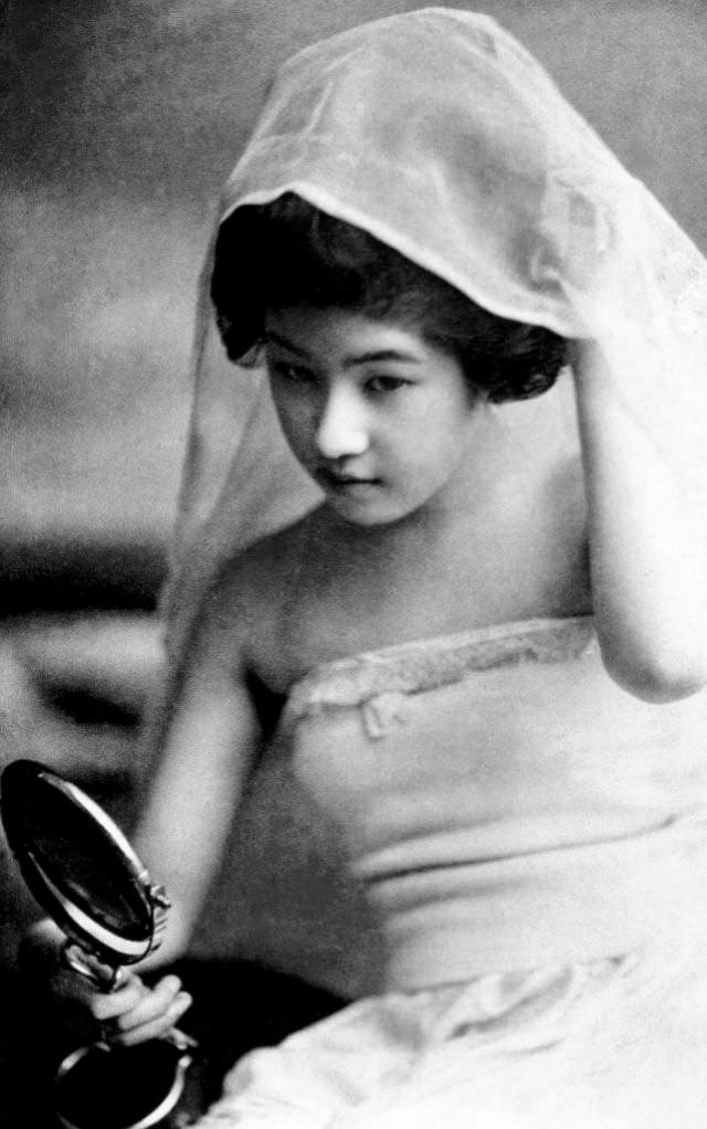 #16 Geisha with mirror and veil